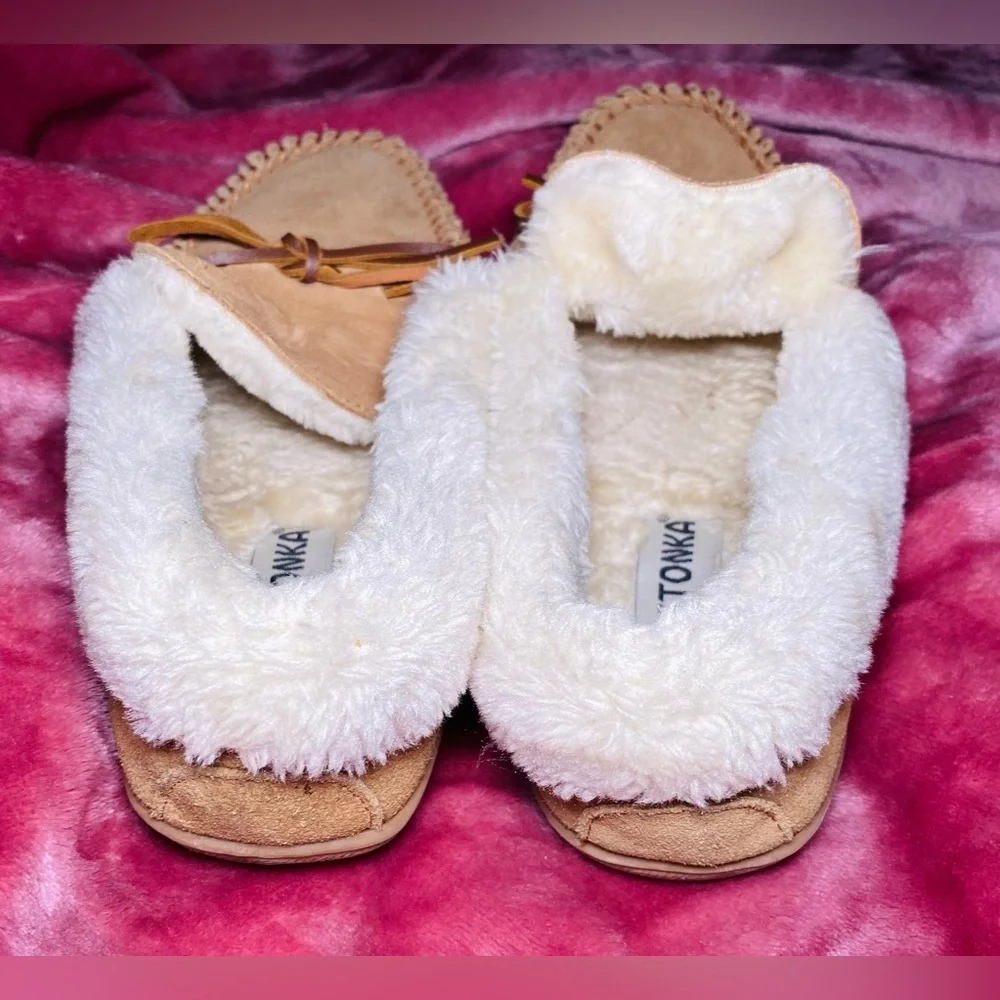 MINNETONKA Women's Size 9 Sheepskin Slipper‎ Tabby Folded Tan Moccasin